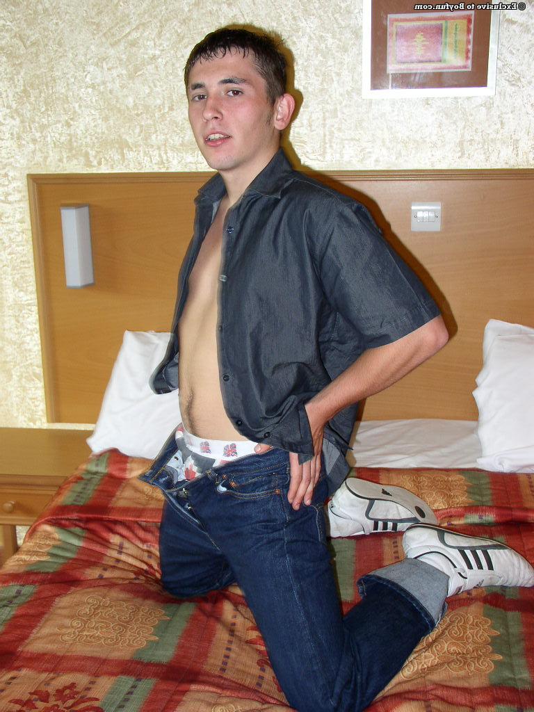 20P El chico moreno daniel muestra su polla peluda completamente desnudo en su cama