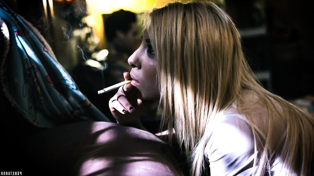 17P La tatuada Joanna Angel reemplazó a la colegiala adolescente Kenzie Reeves y recibió una polla por el culo