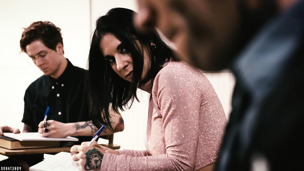 17P La tatuada Joanna Angel reemplazó a la colegiala adolescente Kenzie Reeves y recibió una polla por el culo