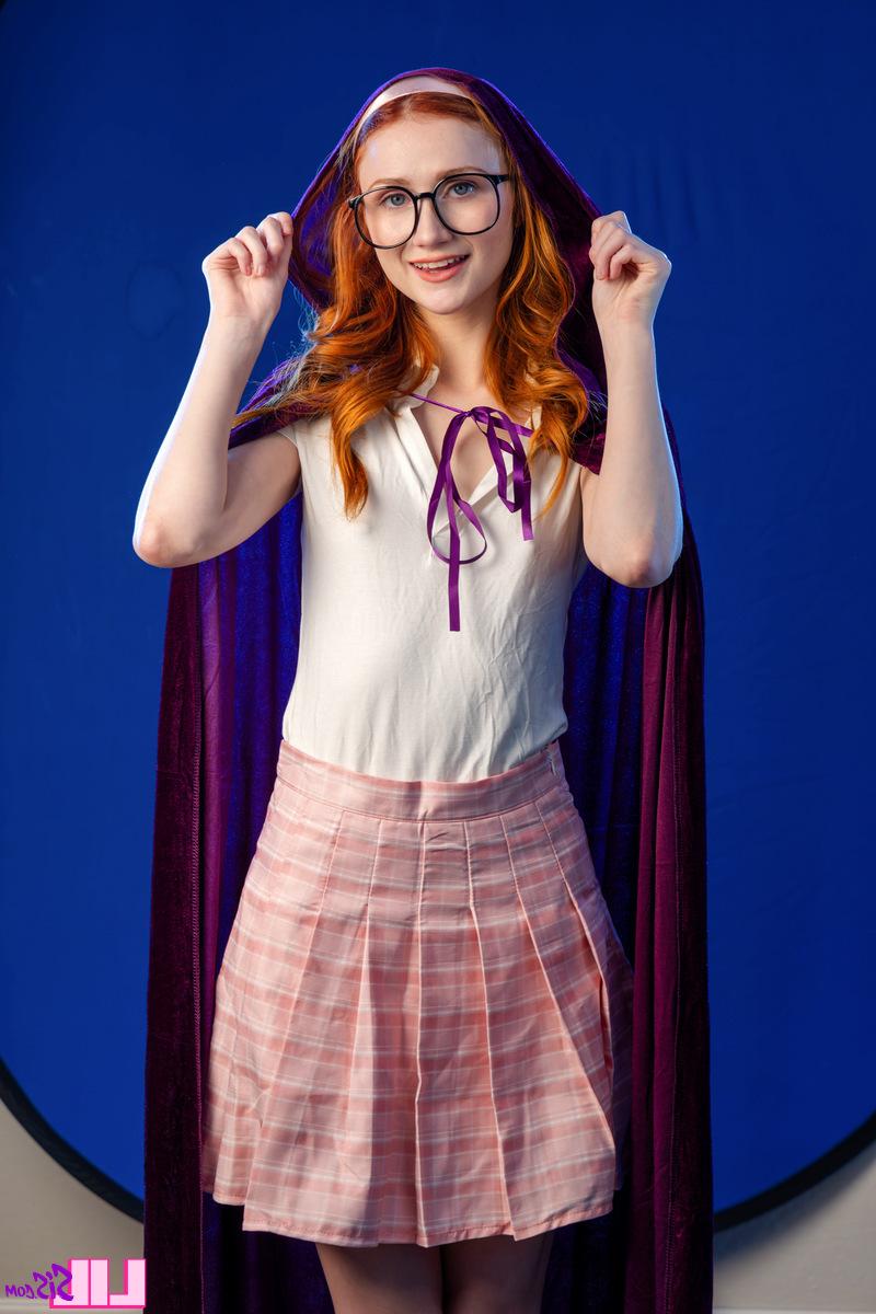 16P A adolescente ruiva nerd Scarlet Skies faz sexo com seu meio-irmão de óculos