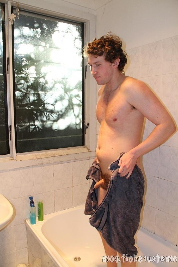 20P O moreno gay Luke Luber acaricia seu pau sem cortes antes de tomar banho