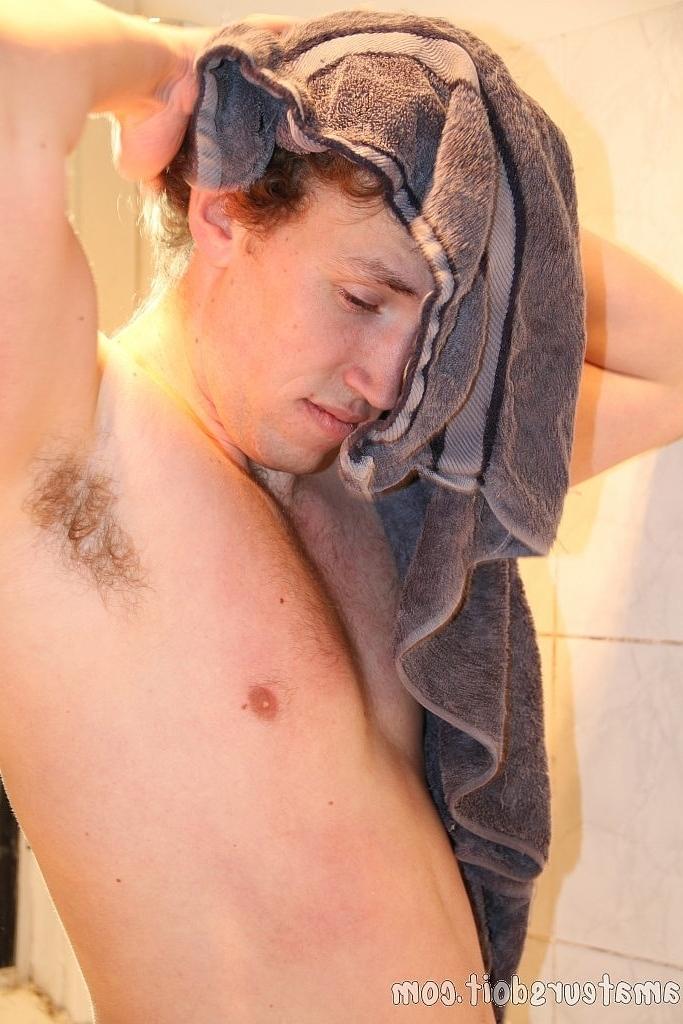 20P O moreno gay Luke Luber acaricia seu pau sem cortes antes de tomar banho
