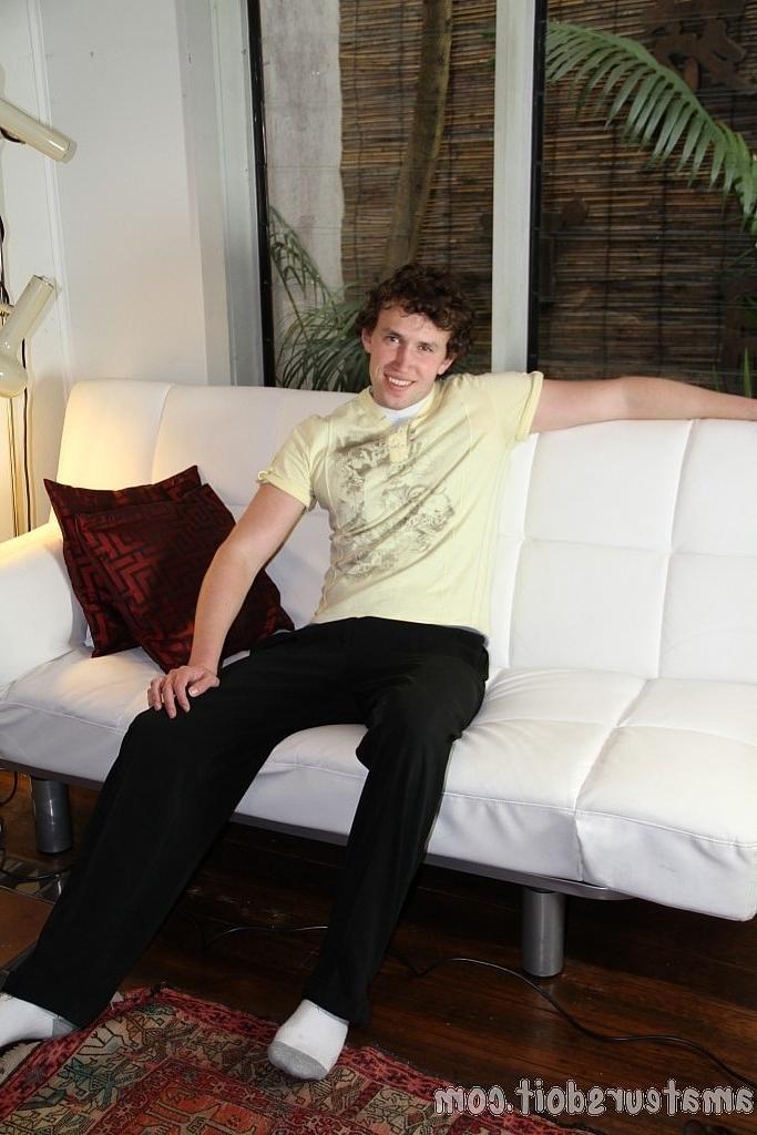 20P O moreno gay Luke Luber acaricia seu pau sem cortes antes de tomar banho