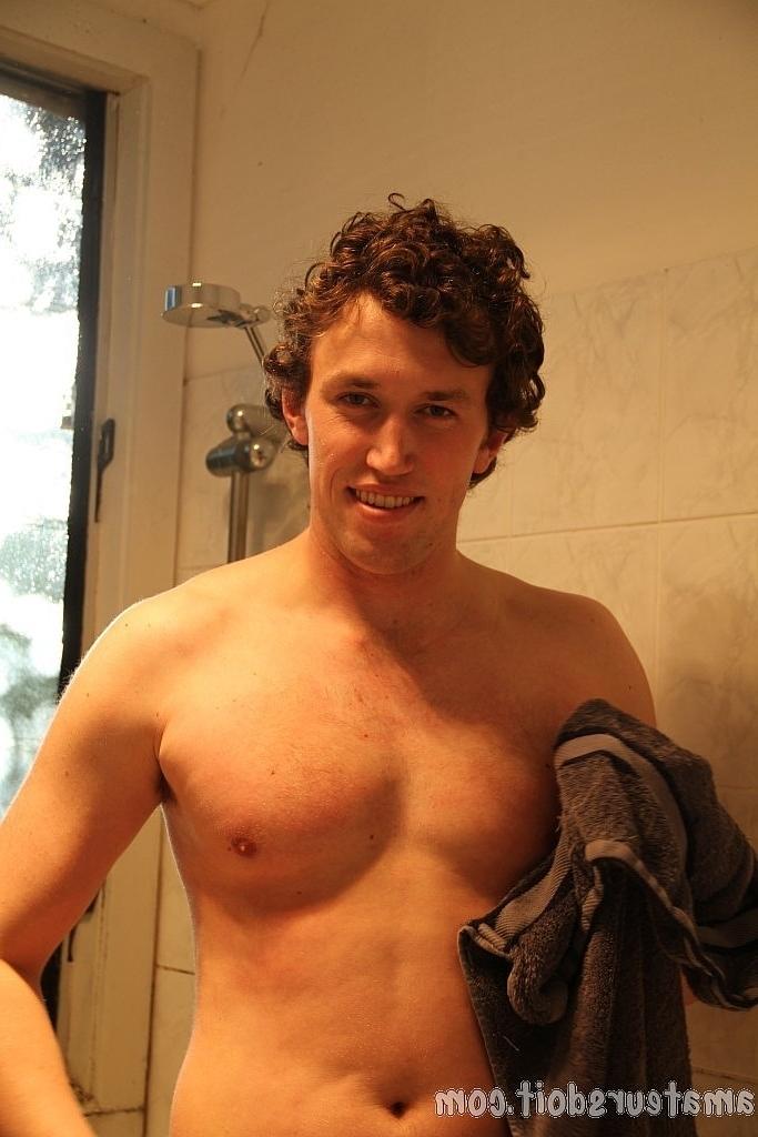 20P O moreno gay Luke Luber acaricia seu pau sem cortes antes de tomar banho