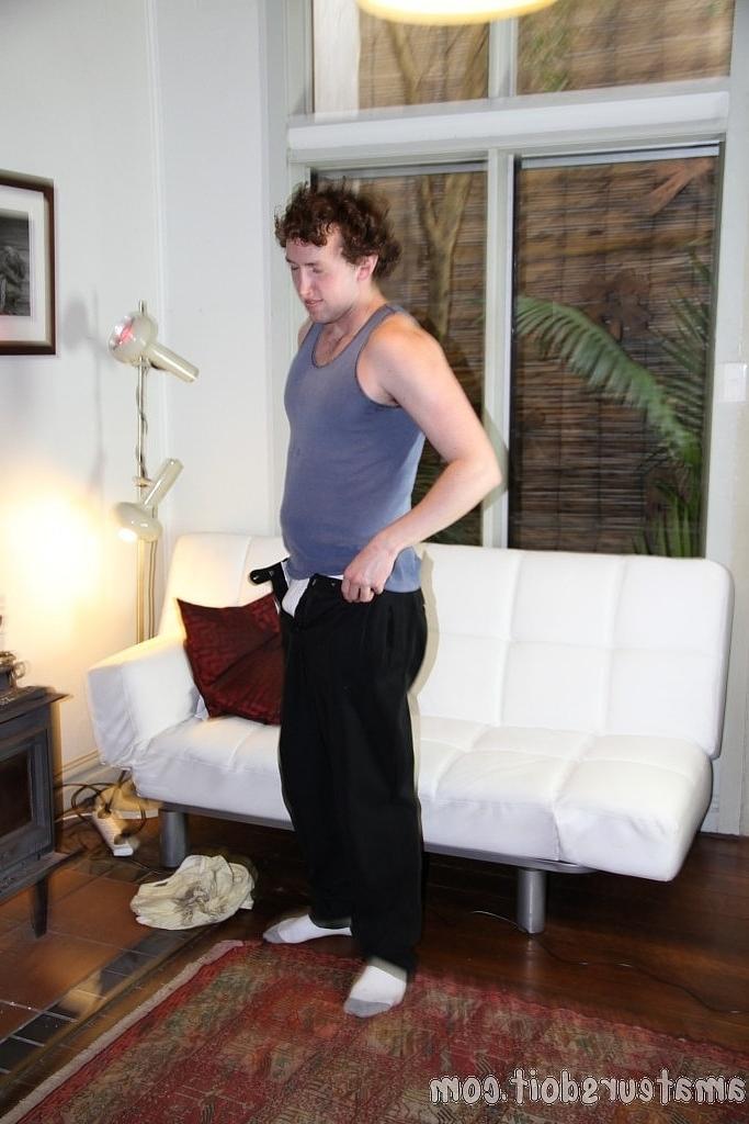 20P O moreno gay Luke Luber acaricia seu pau sem cortes antes de tomar banho
