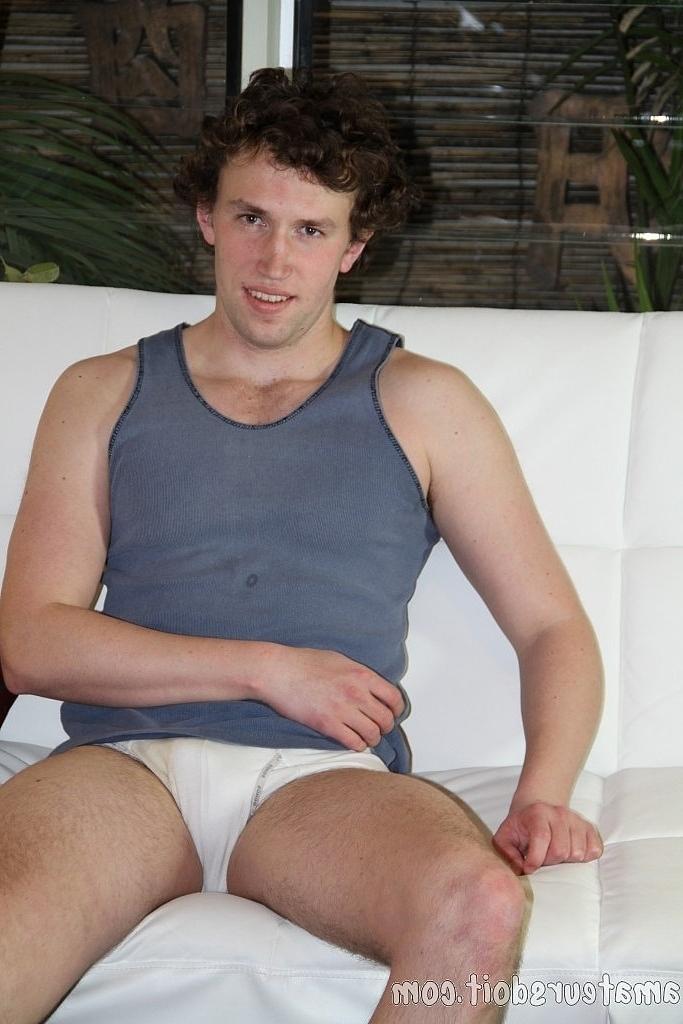 20P O moreno gay Luke Luber acaricia seu pau sem cortes antes de tomar banho