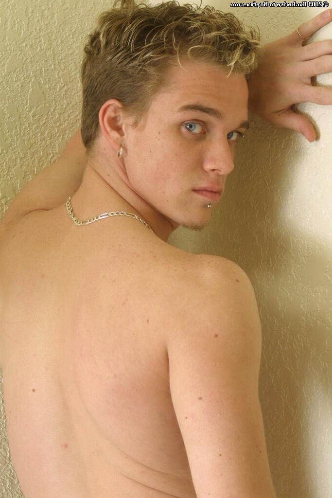 20P El hottie gay de ojos azules Brenden se desnuda y acaricia su enorme polla en solitario