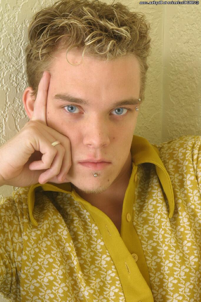20P El hottie gay de ojos azules Brenden se desnuda y acaricia su enorme polla en solitario