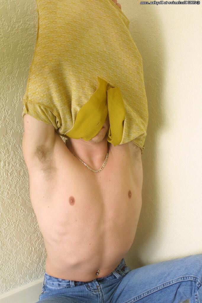 20P El hottie gay de ojos azules Brenden se desnuda y acaricia su enorme polla en solitario