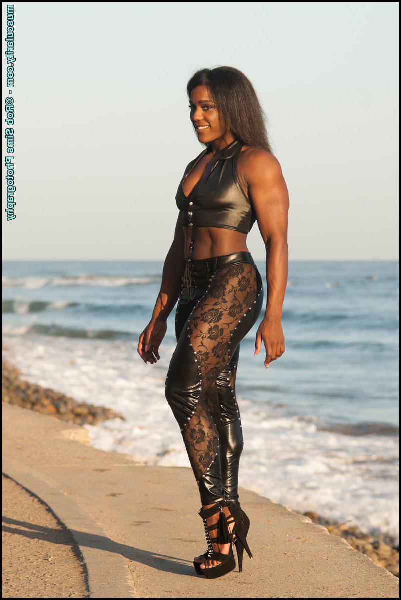 15P Le bodybuilder noir Jaquita Person Taylor se plie à l'extérieur dans une tenue en cuir noir.