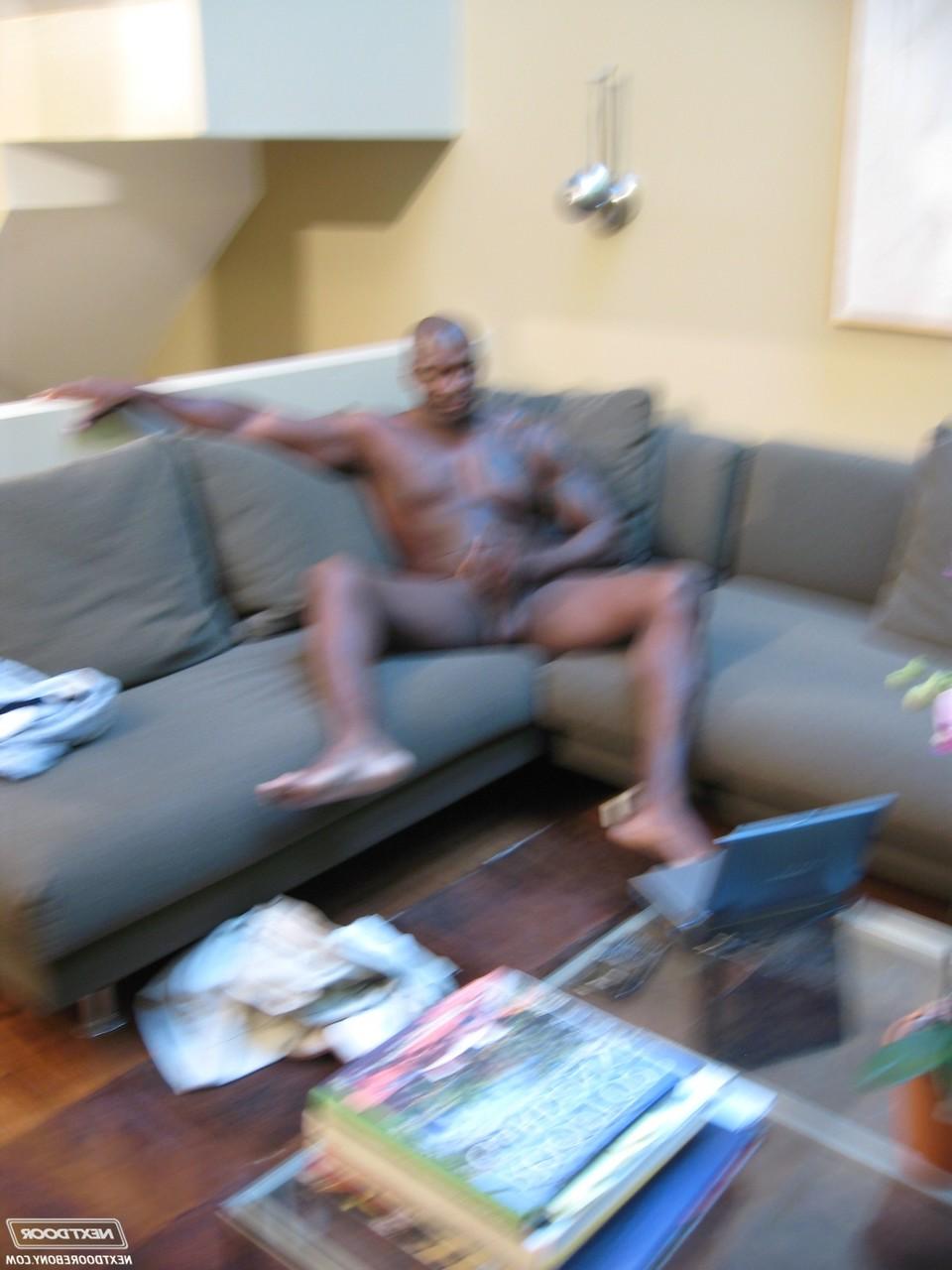 20P El musculoso chico negro Yates acaricia su enorme vara negra y se corre sobre sí mismo