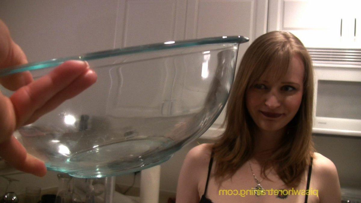 15P Une fille blanche pisse dans un bol en verre avant d'avaler le contenu