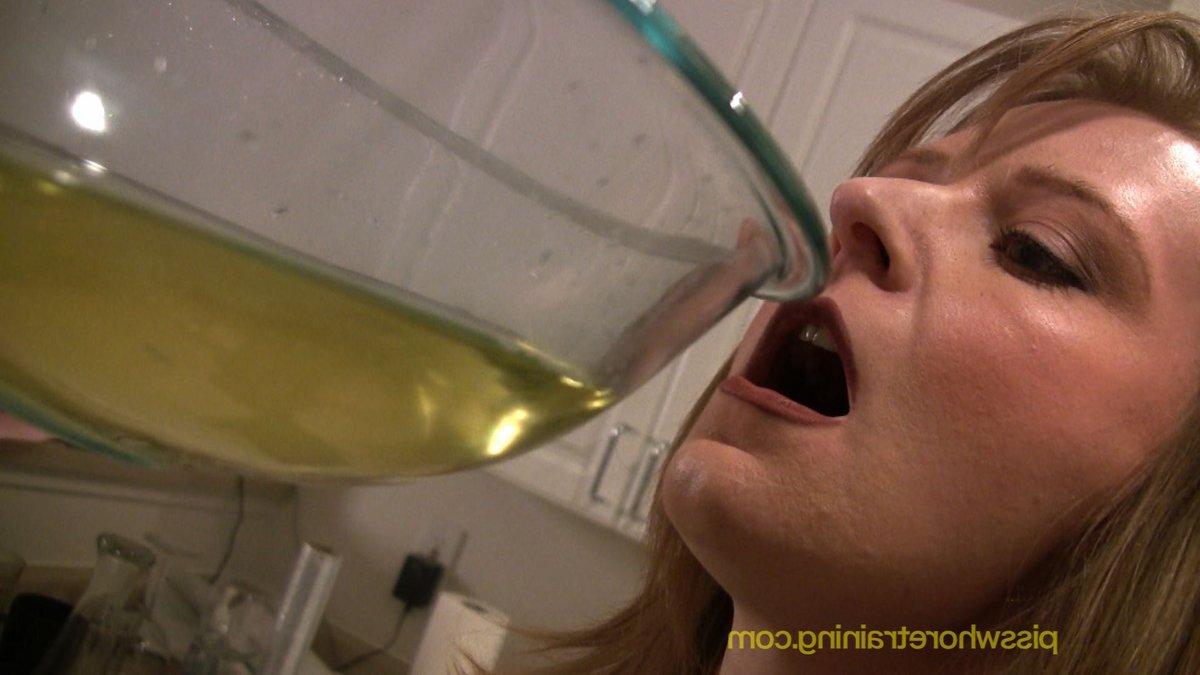 15P Une fille blanche pisse dans un bol en verre avant d'avaler le contenu