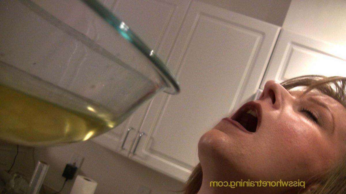 15P Une fille blanche pisse dans un bol en verre avant d'avaler le contenu