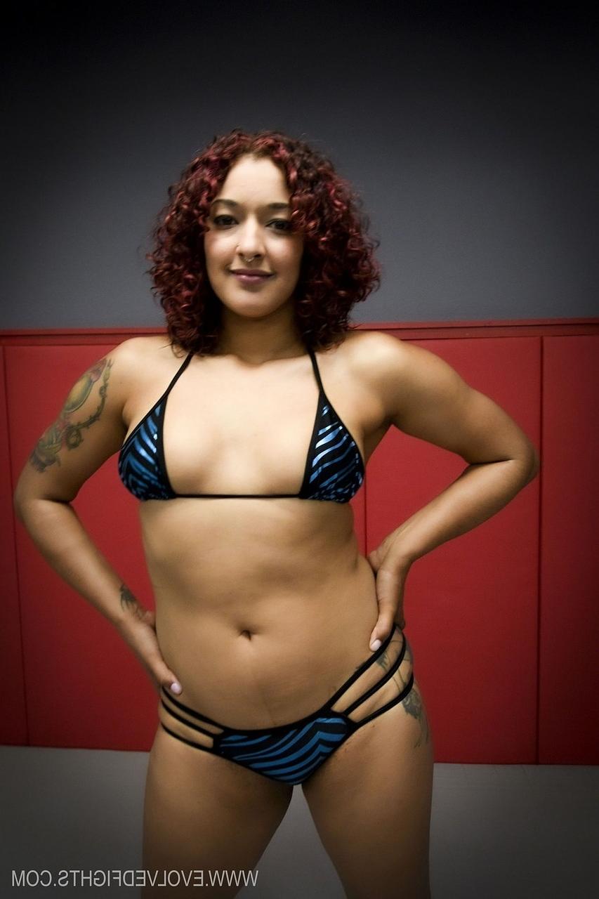 20P La sexy pelirroja Daisy Ducati lucha antes de ser desmayada por un chico