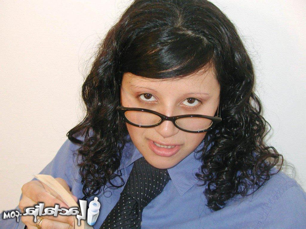 15P Garota latina grávida fica nua de óculos enquanto lê um livro