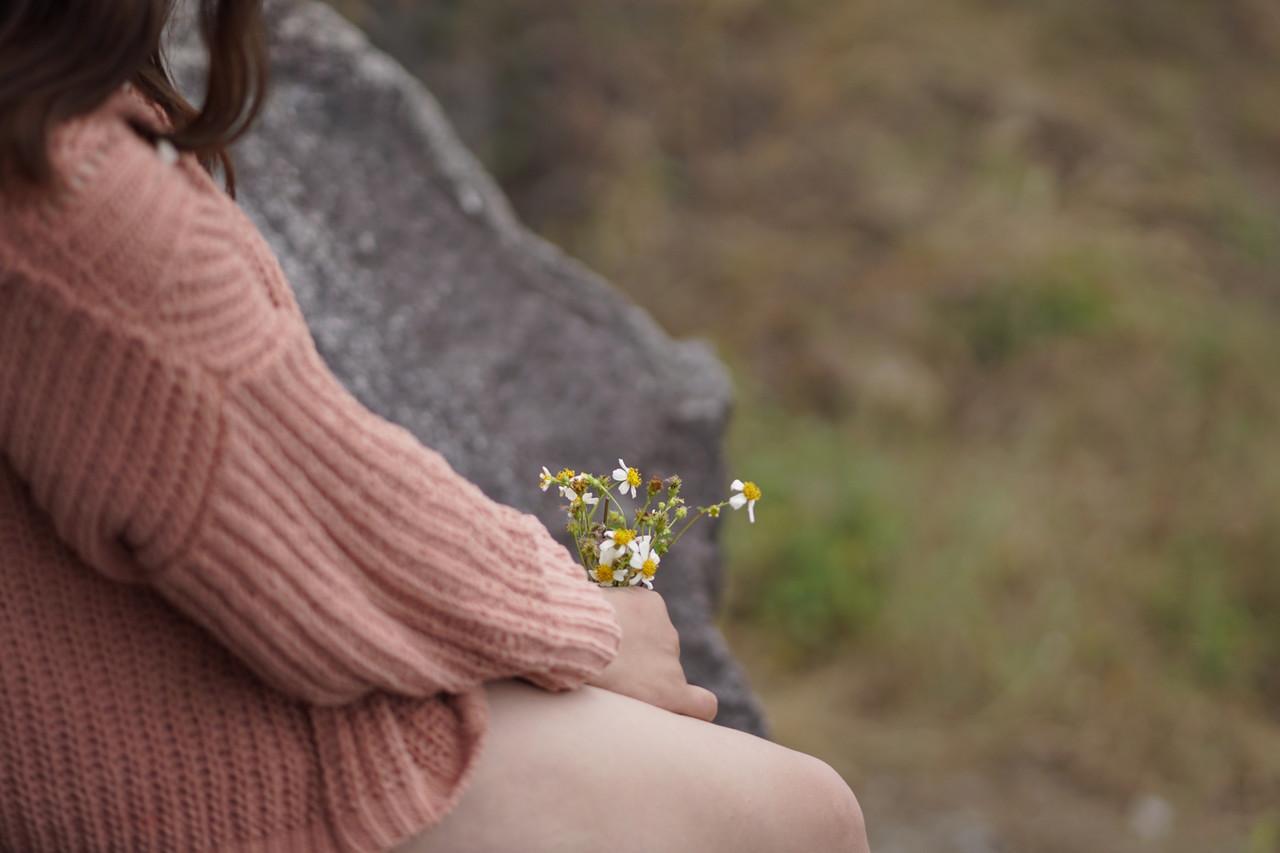 20P Beautiful Asian model poses in her sweater and jean shorts in public