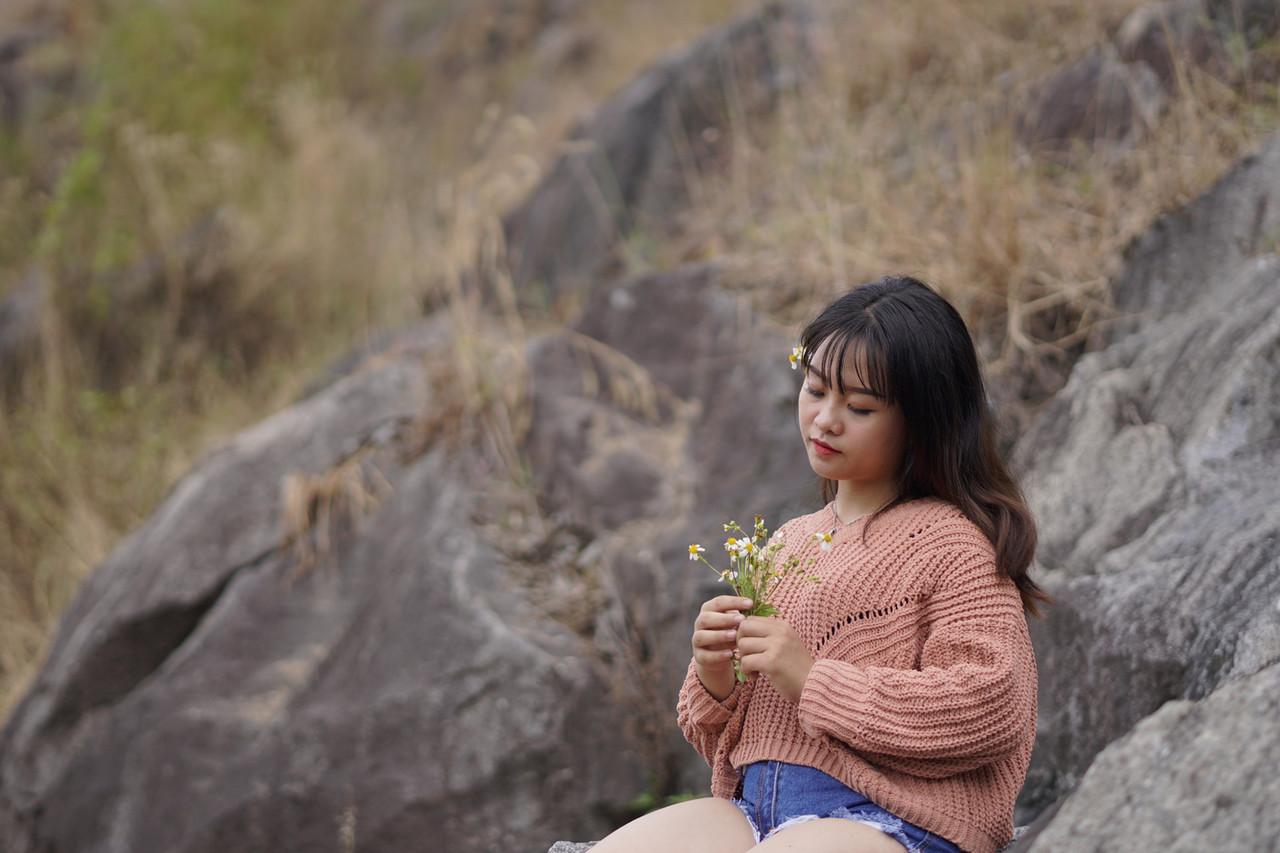 20P Beautiful Asian model poses in her sweater and jean shorts in public