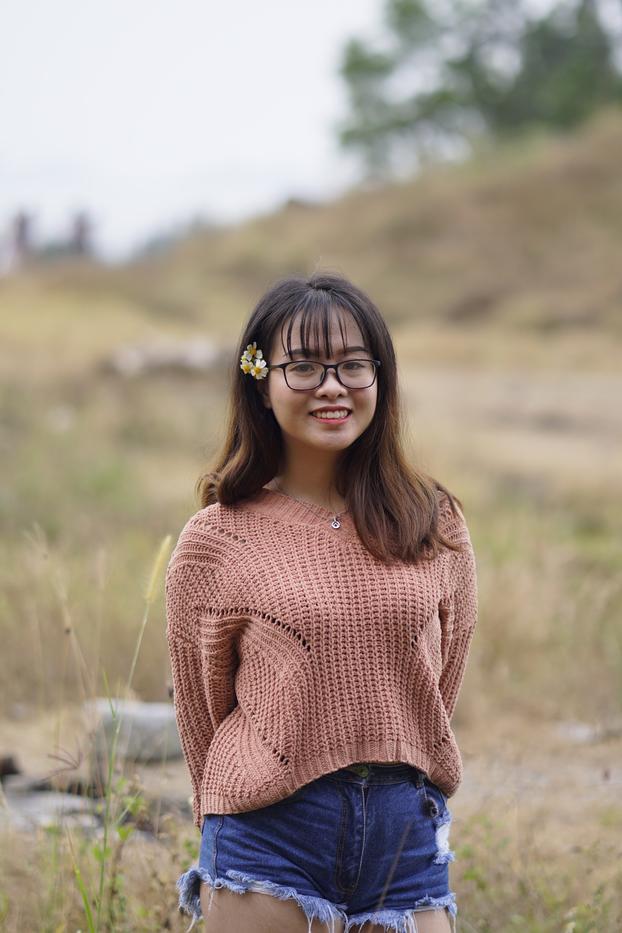 20P Beautiful Asian model poses in her sweater and jean shorts in public