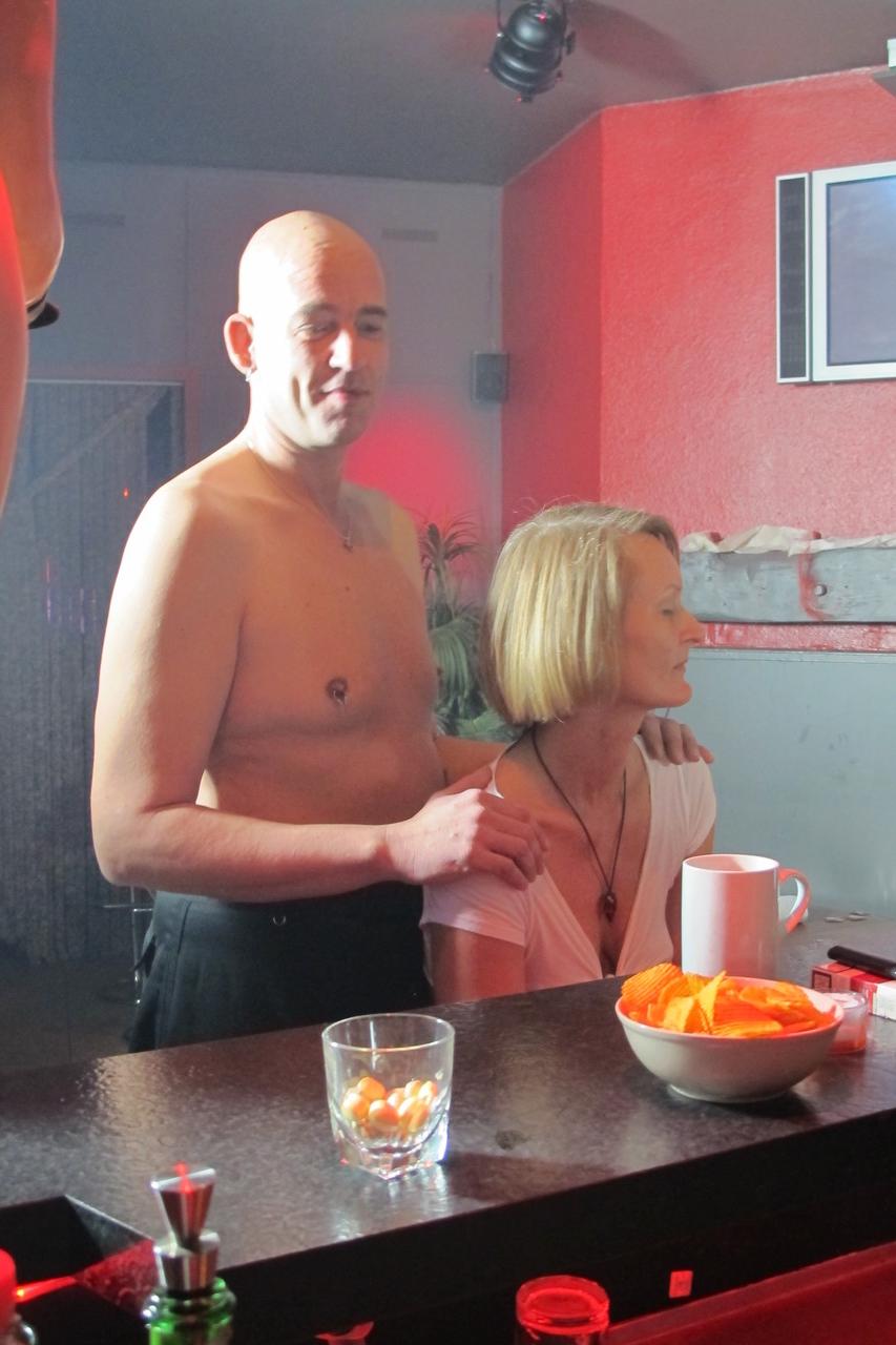 10P Alemão amador magro amadurece mostrando seus peitos pequenos em um bar