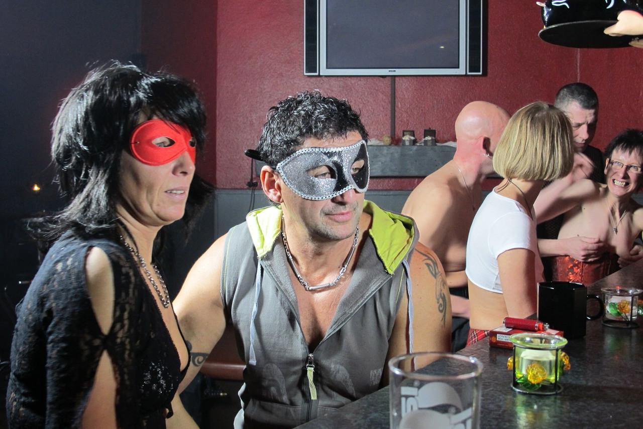 10P Alemão amador magro amadurece mostrando seus peitos pequenos em um bar