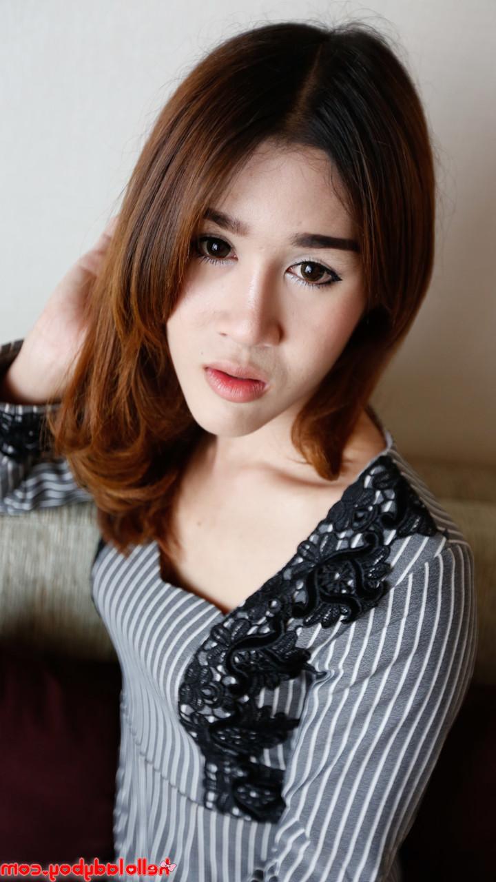20P Jolie transexuelle asiatique montre son petit corps sexy en lingerie noire.