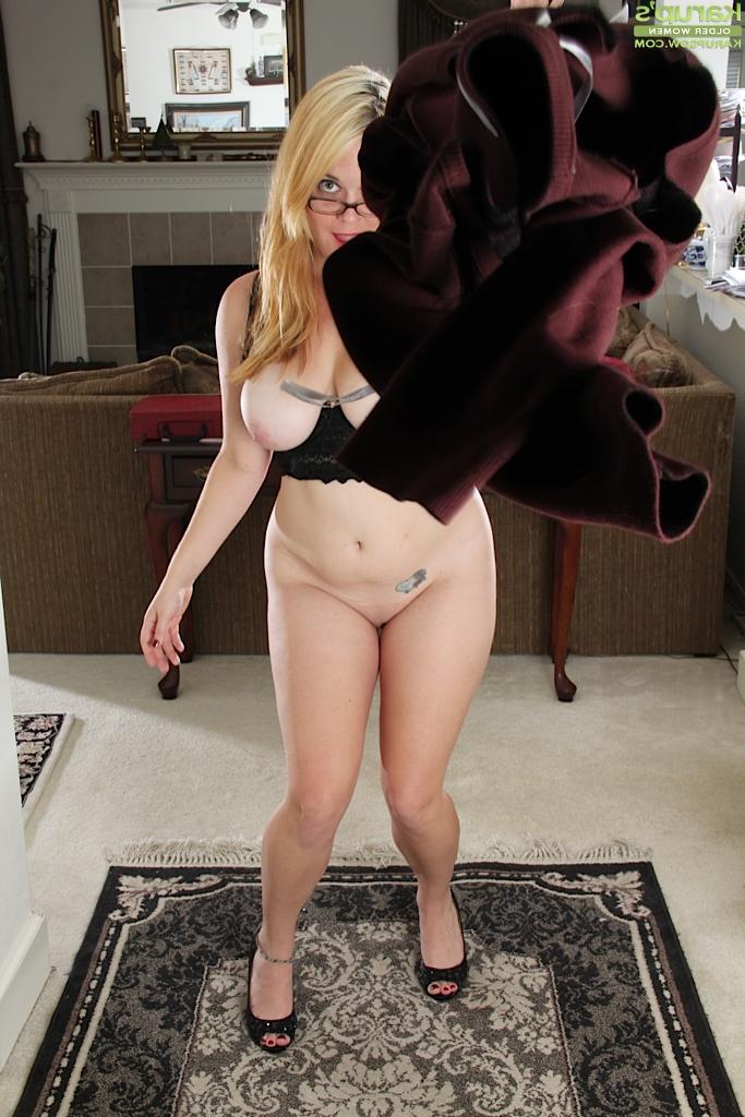 16P La puma rubia con grandes tetas lindsay jackson muestra su cuerpo