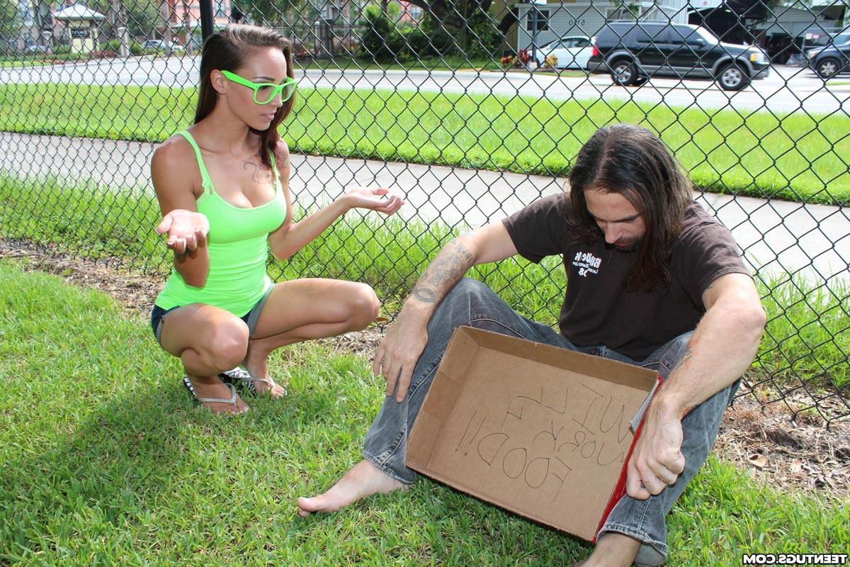 12P La adolescente Sasha Foxxx alivia el problema candente de su novio con una paja CFNM