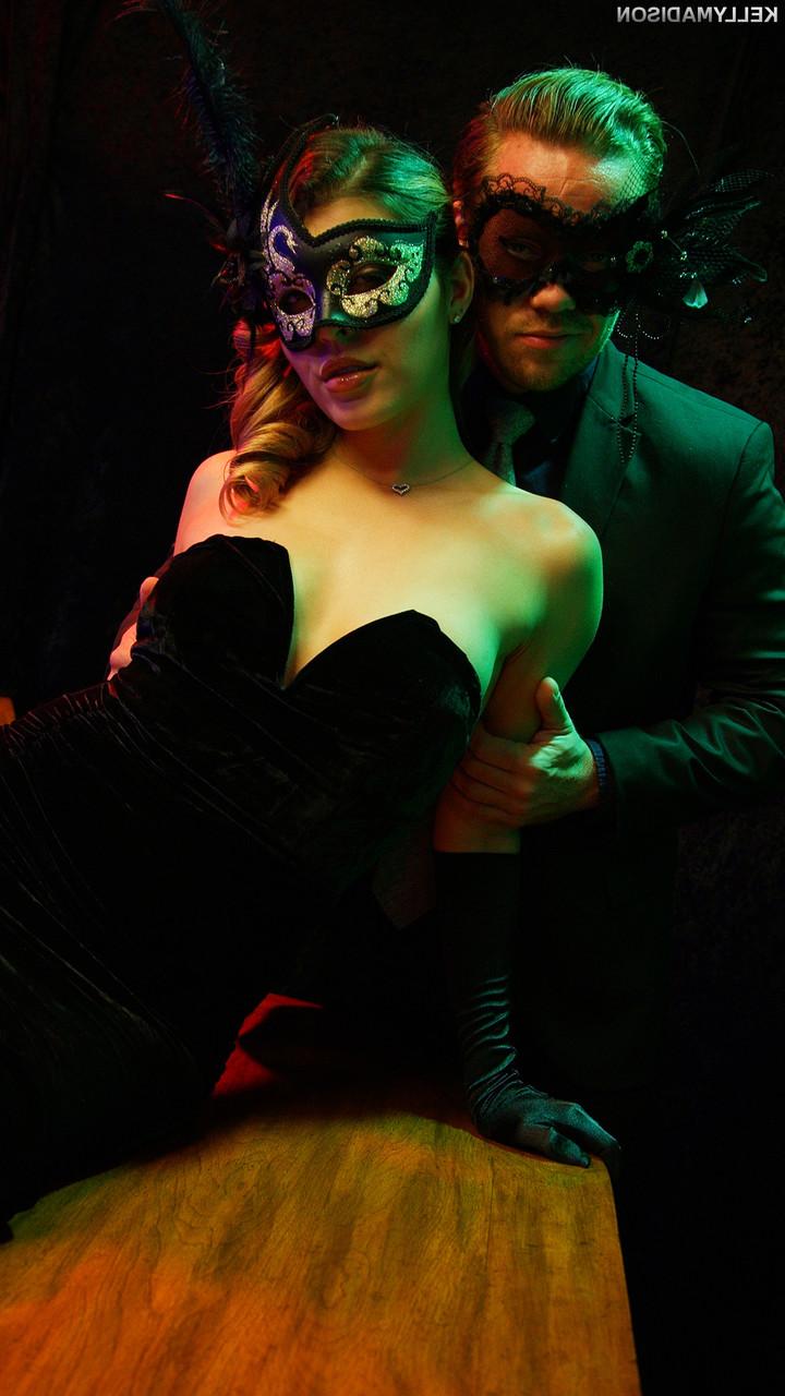 17P La miel enmascarada Audrey Royal revela sus pequeñas tetas y su jugoso manguito sobre una mesa