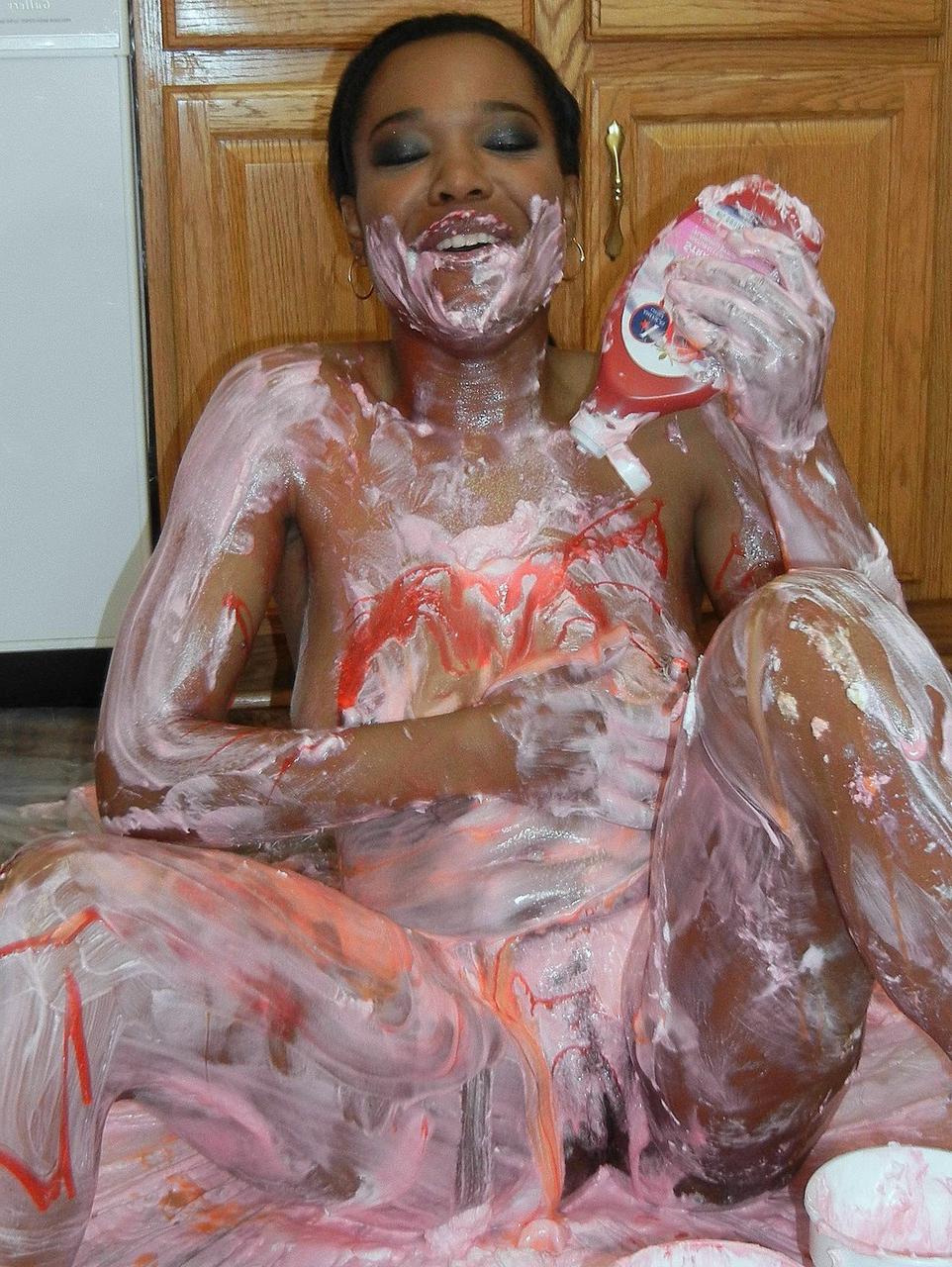 20P Ebony MILF Kelly Stylz cobre o corpo com diferentes molhos na cozinha