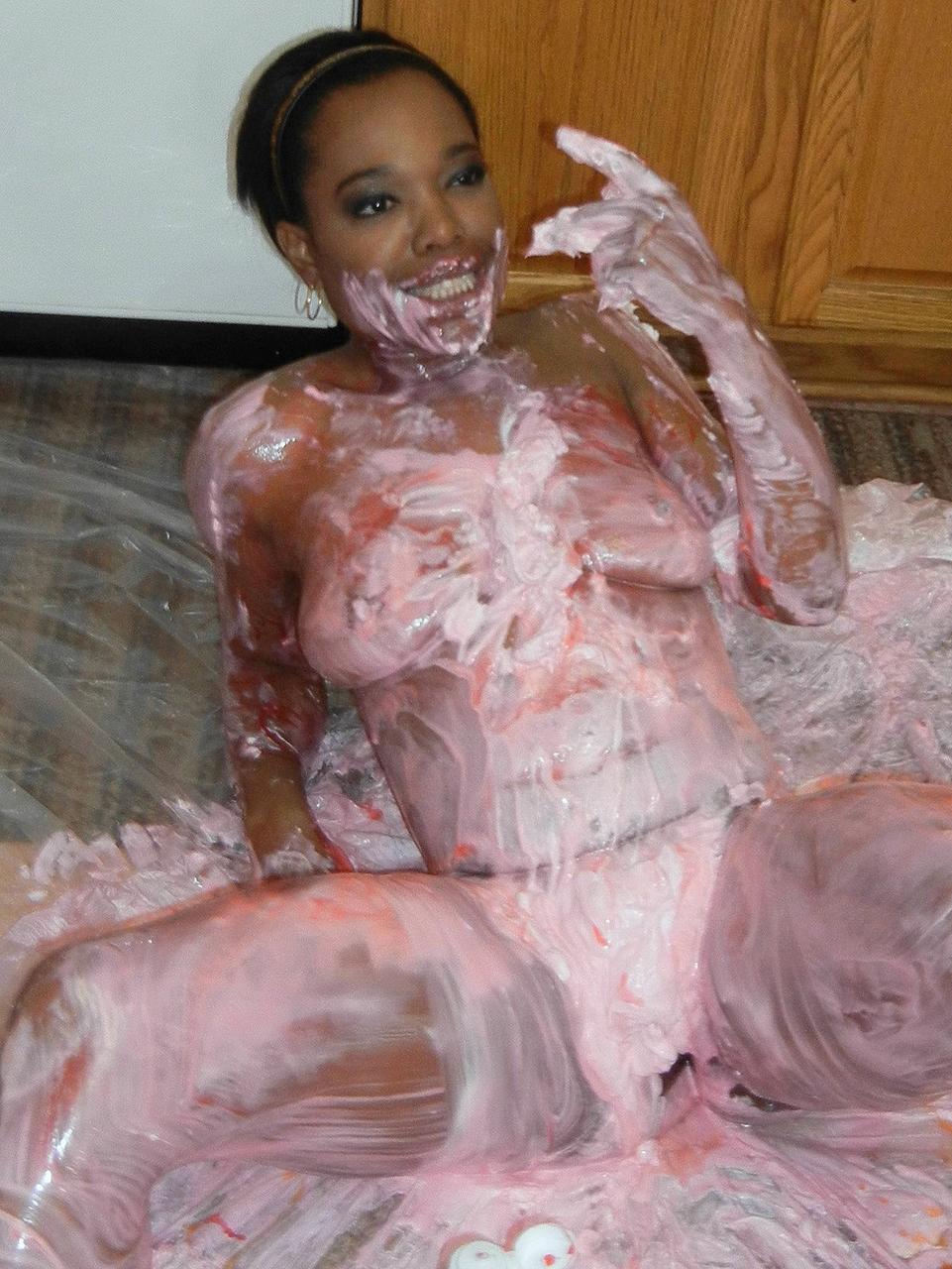 20P Ebony MILF Kelly Stylz cobre o corpo com diferentes molhos na cozinha