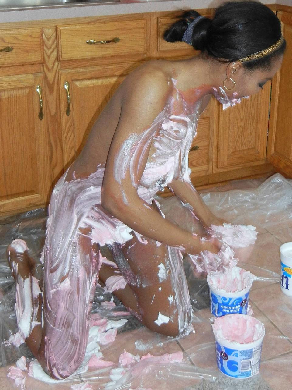 20P Ebony MILF Kelly Stylz cobre o corpo com diferentes molhos na cozinha