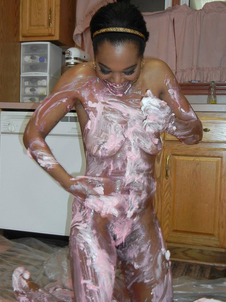 20P Ebony MILF Kelly Stylz cobre o corpo com diferentes molhos na cozinha