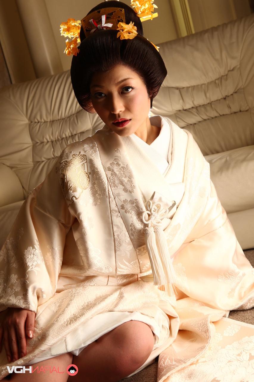 15P A la japonesa Yui Ayana le acarician los pechos bajo ropa tradicional