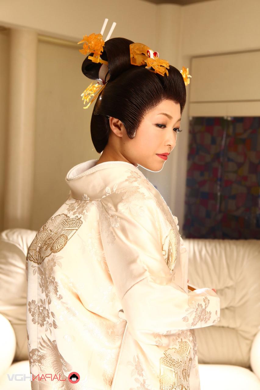 15P A la japonesa Yui Ayana le acarician los pechos bajo ropa tradicional