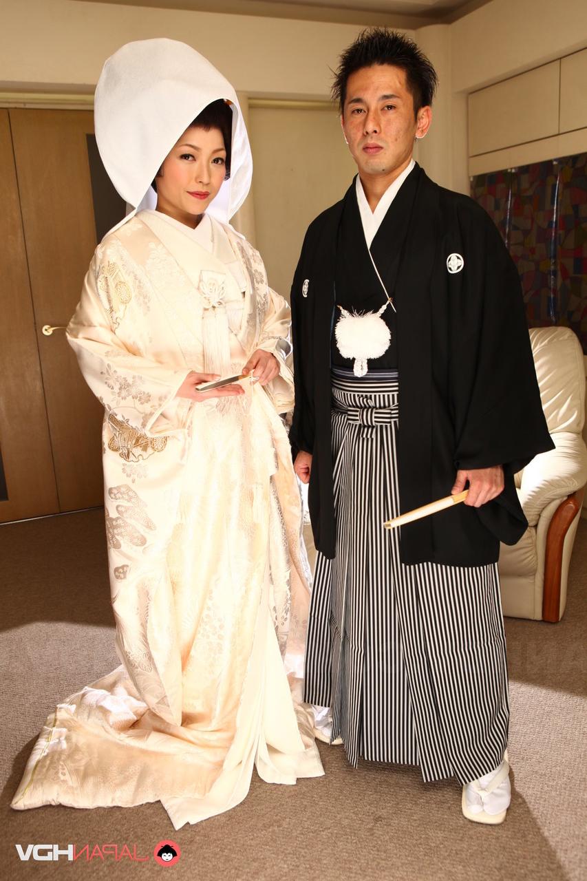 15P A la japonesa Yui Ayana le acarician los pechos bajo ropa tradicional