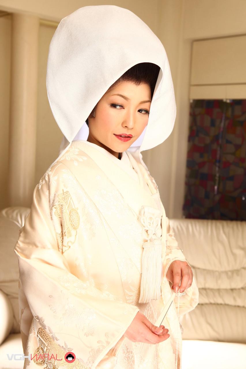 15P A la japonesa Yui Ayana le acarician los pechos bajo ropa tradicional