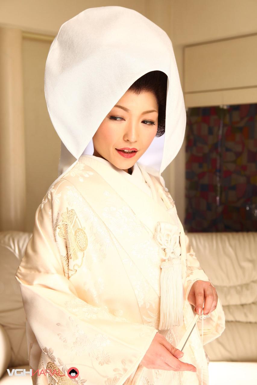 15P A la japonesa Yui Ayana le acarician los pechos bajo ropa tradicional