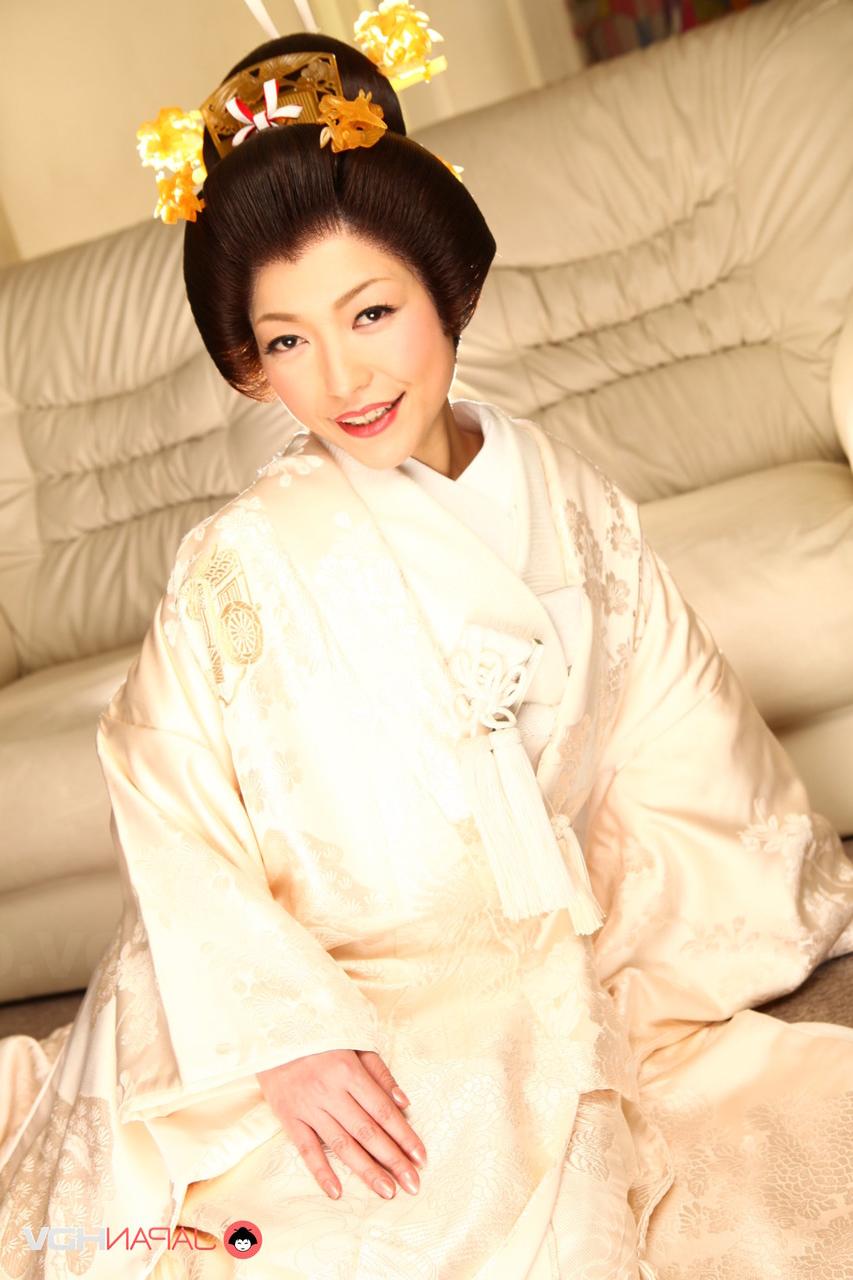 15P A la japonesa Yui Ayana le acarician los pechos bajo ropa tradicional