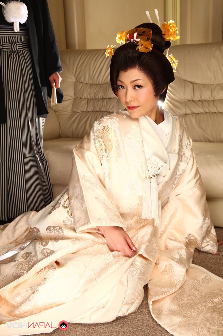15P A la japonesa Yui Ayana le acarician los pechos bajo ropa tradicional