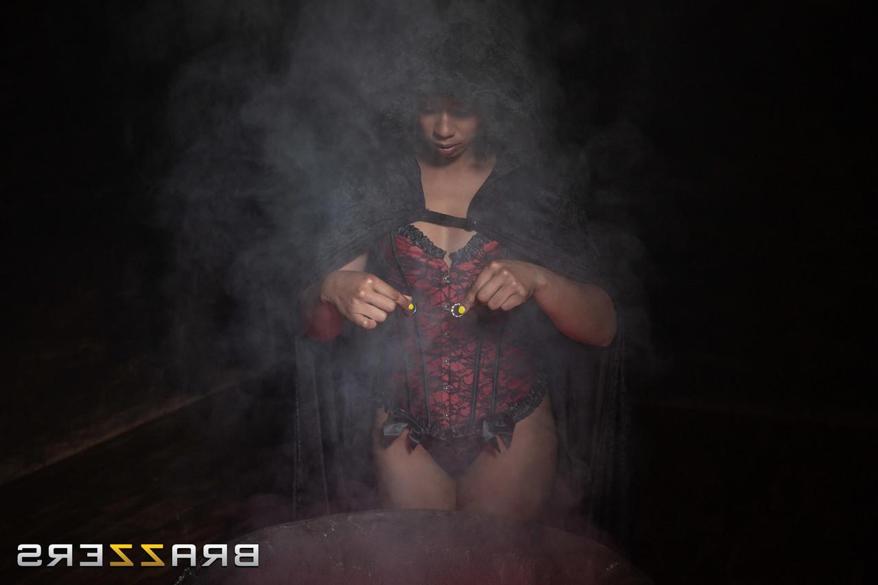20P La superbe star du porno Bella Rolland et son copain LaSirena69 partagent une délicieuse bite.