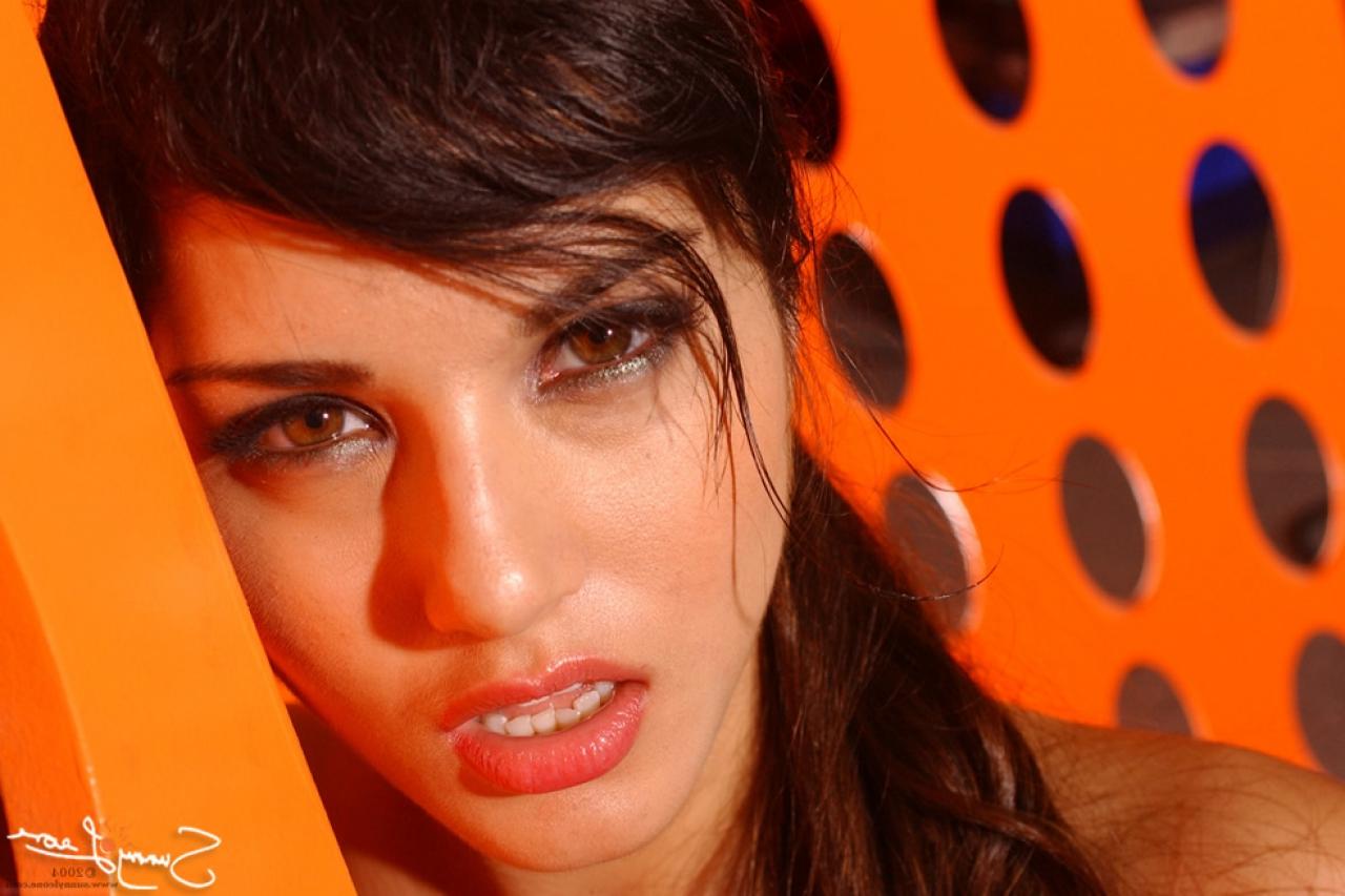 17P Pornstar in a colorful outfit Sunny Leone bares her medium tits outdoors