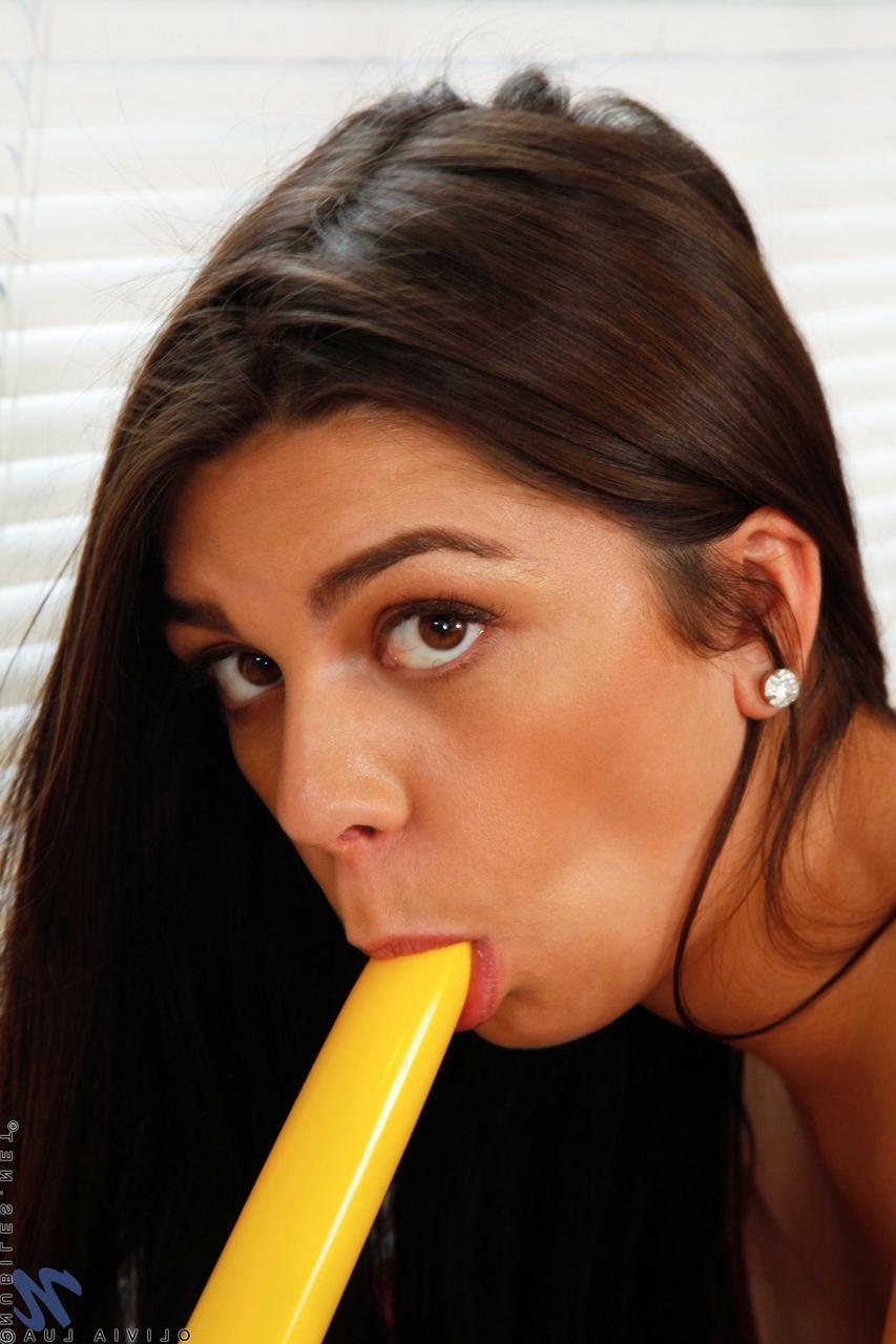 20P Das vollbusige Teenie-Babe Olivia Lua hämmert mit einem schönen Spielzeug auf ihre gepiercte Muschi ein