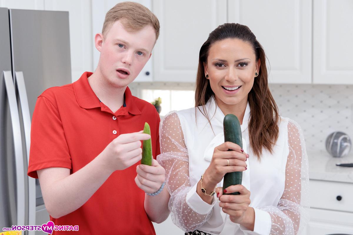 16P Cassie Del Isla a des relations sexuelles avec son beau-fils dans la cuisine
