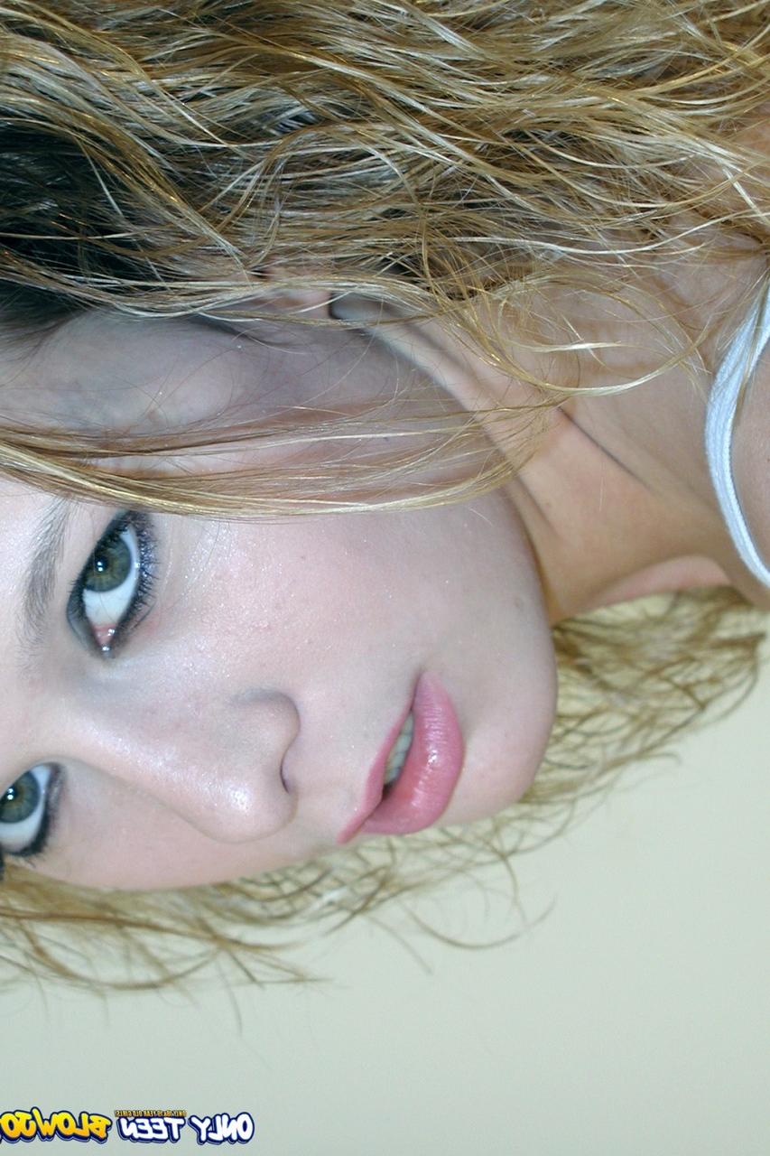 17P A adolescente safada Trinity James abaixa seu bicho de pelúcia e chupa um pau