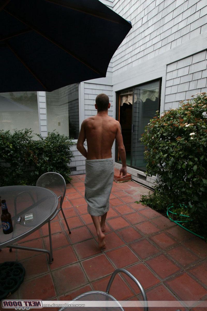20P Gay amador com cabelo curto Caleb puxa o pau para fora e empurra até o orgasmo
