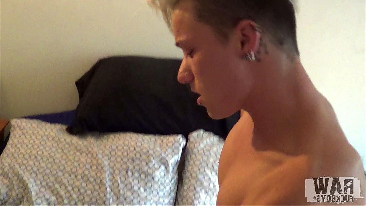 20P 興奮したゲイの男、ブローガン・リードとディロンがお互いのきつい肛門を打ち合う
