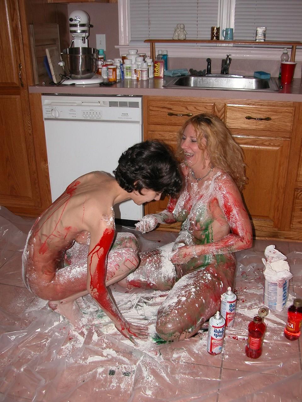 20P Las MILF amateurs Annie y Roxanne se cubren los cuerpos con salsas