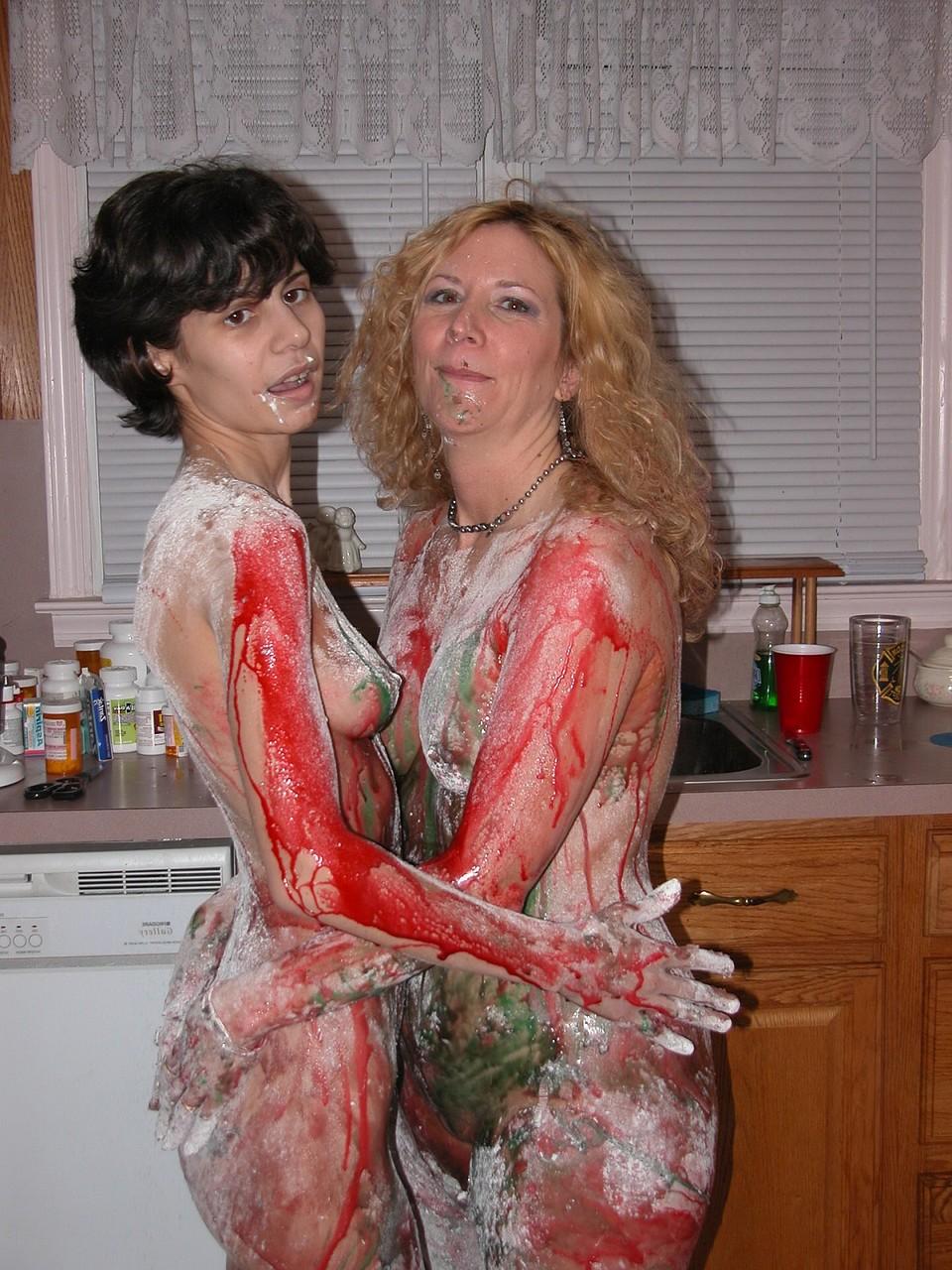 20P Las MILF amateurs Annie y Roxanne se cubren los cuerpos con salsas