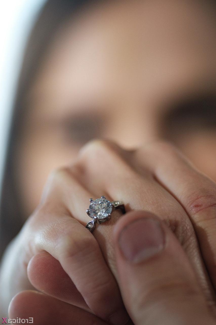 20P La súper caliente Izzy Lush recibe un anillo antes de que le follen el coño peludo